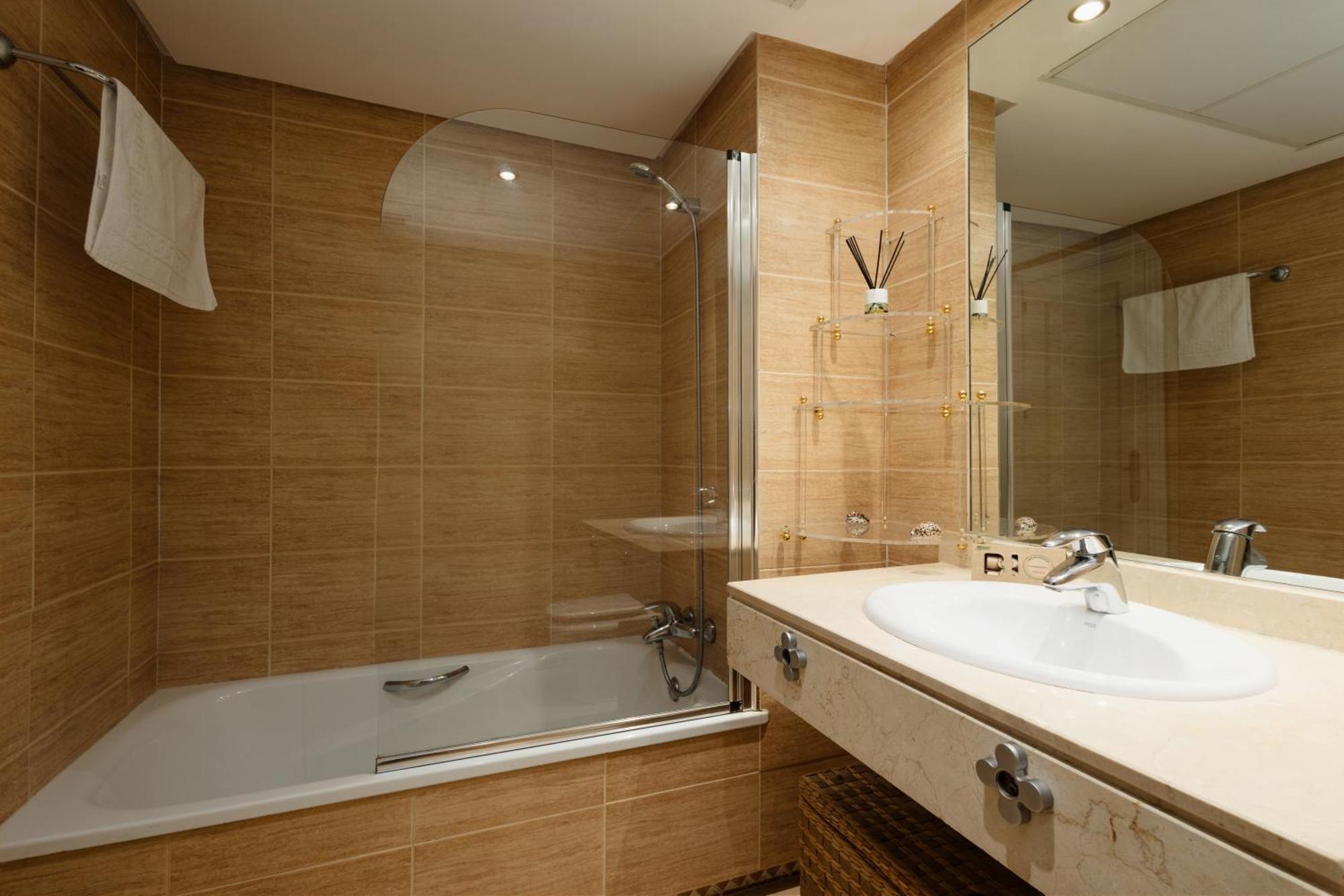Ground Floor Holiday Apartment With Terrace And Pool In Puerto Banus, Marbella Kültér fotó