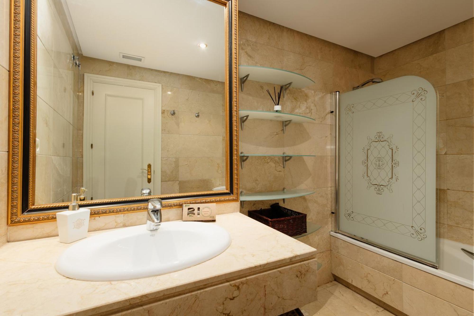 Ground Floor Holiday Apartment With Terrace And Pool In Puerto Banus, Marbella Kültér fotó