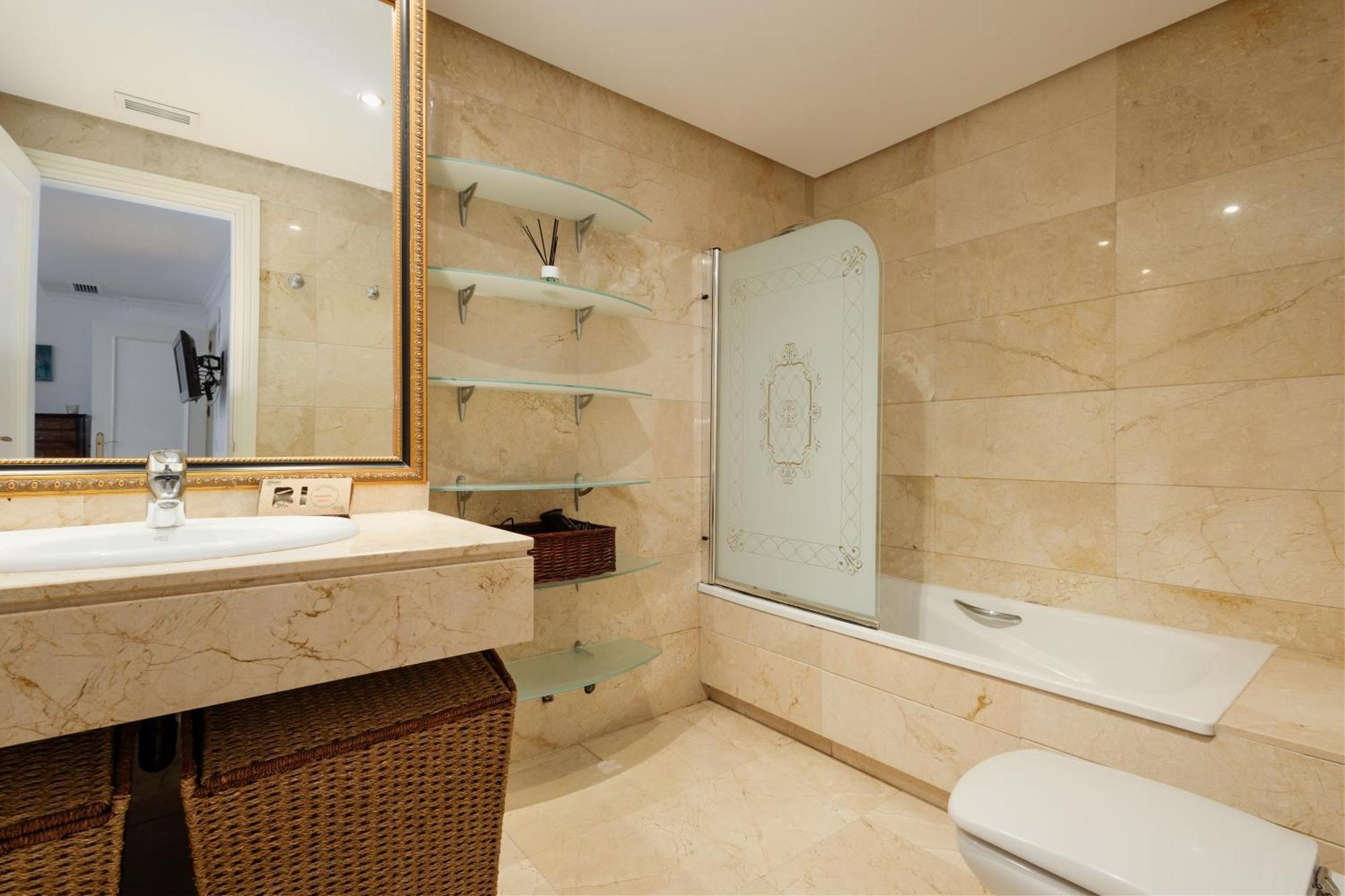 Ground Floor Holiday Apartment With Terrace And Pool In Puerto Banus, Marbella Kültér fotó