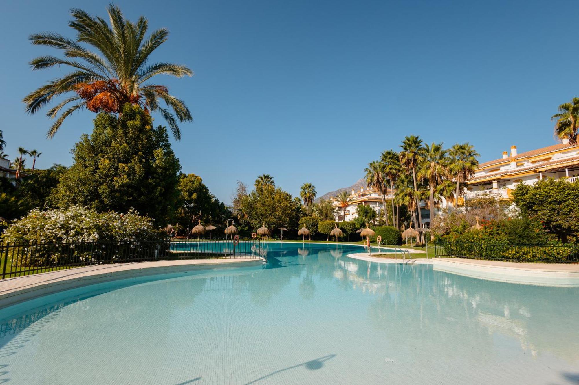 Ground Floor Holiday Apartment With Terrace And Pool In Puerto Banus, Marbella Kültér fotó